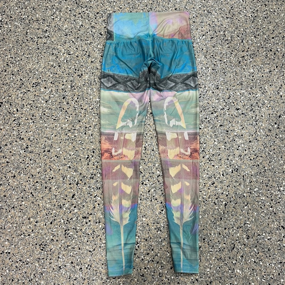 Teeki Yoga Hot Pants Legging in Tarot Magick Feather - Picture 3 of 5
